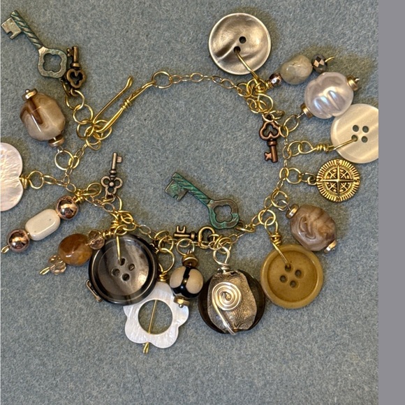 Unique vintage Button and Charm Bracelet with pearl and keys semi precious stone - Picture 3 of 10